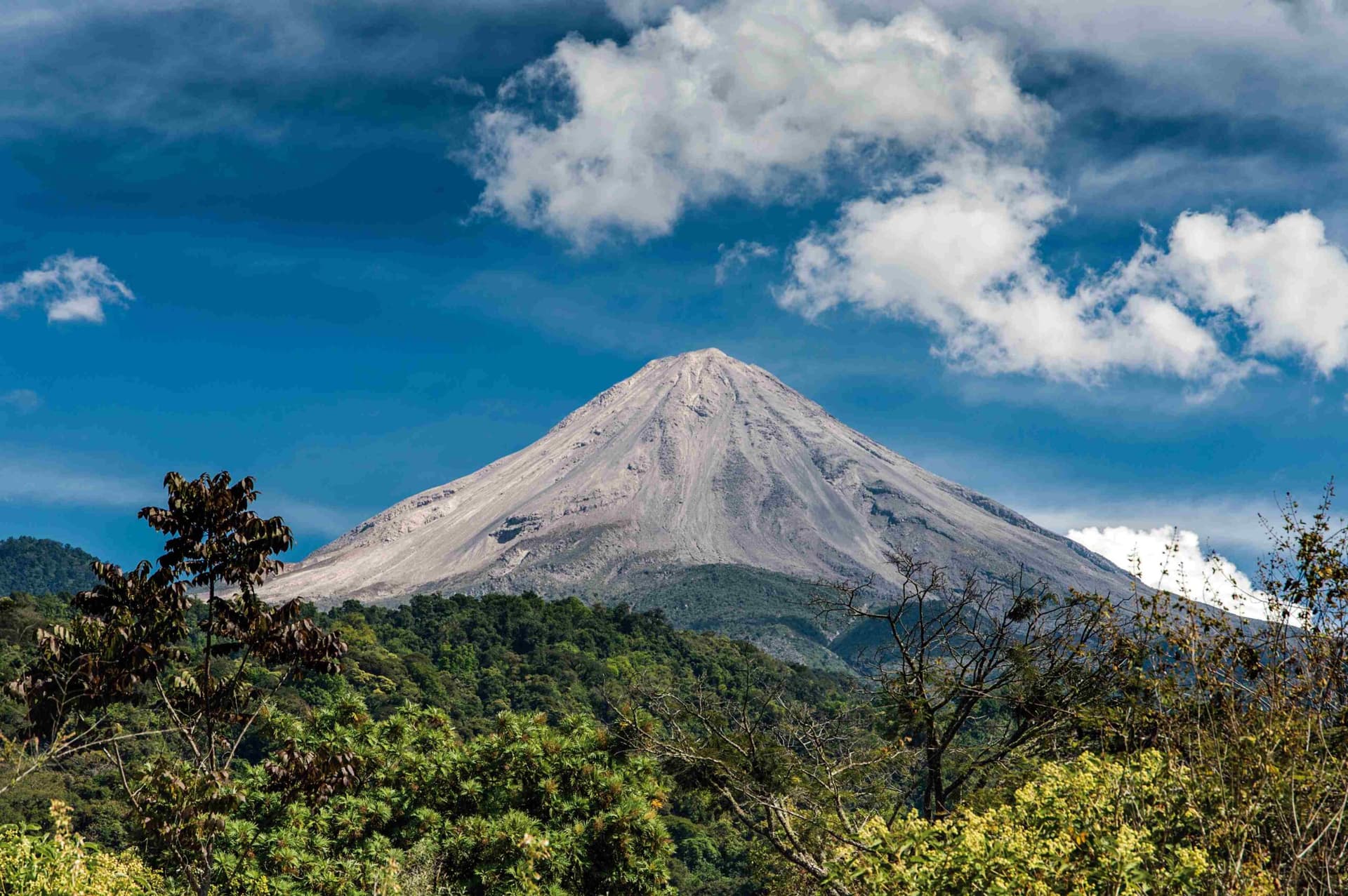 Descubre Manzanillo y el Volcán de Fuego: Pueblos Cafetaleros y Artesanías Tradicionales
